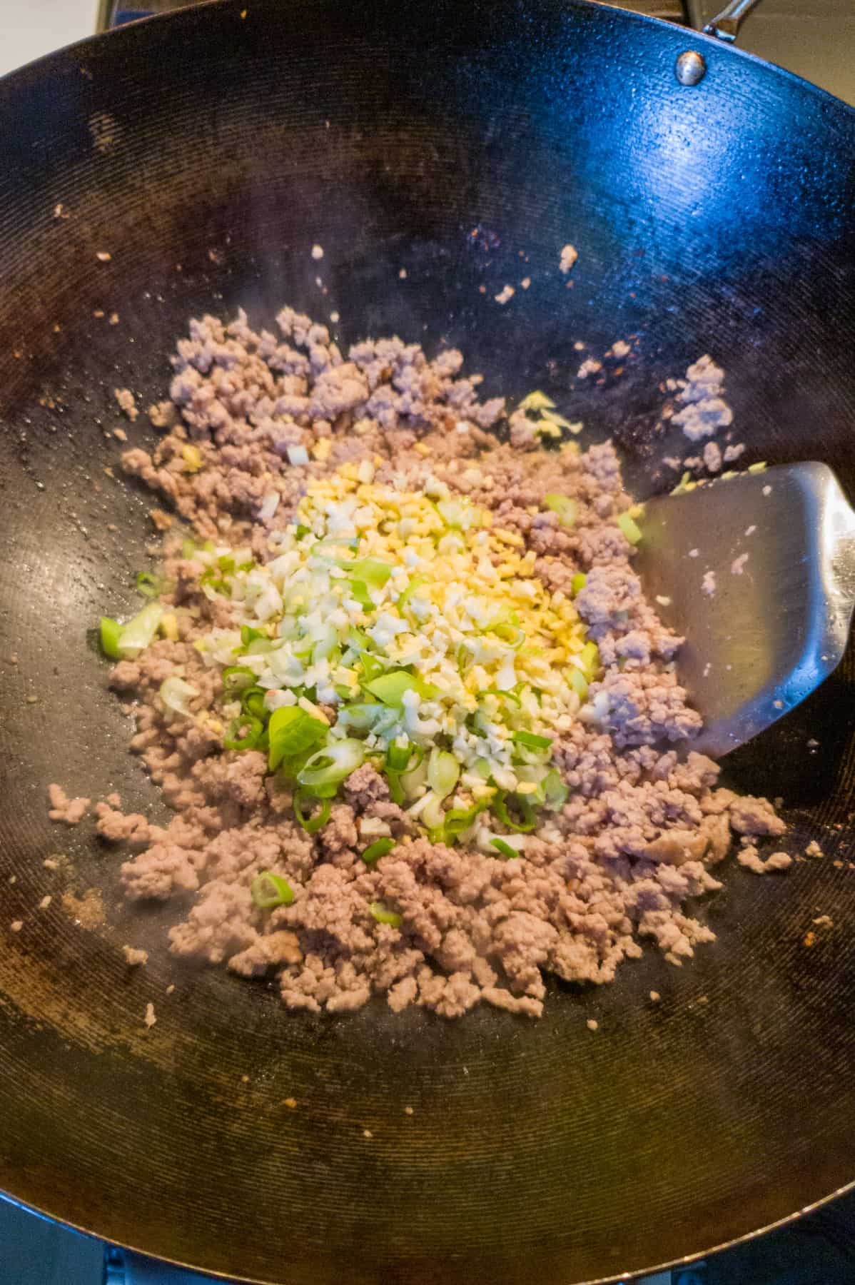 lettuce wrap meat with garlic and onions